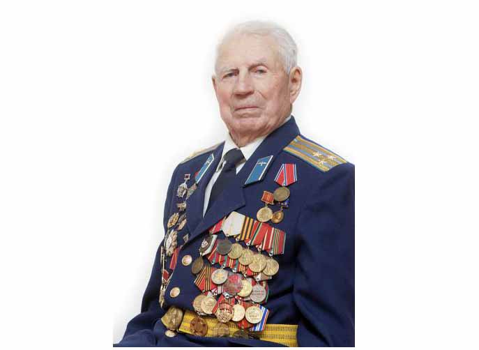 Китель с наградами последнего героя войны из Суздаля передали на хранение в школьный музей